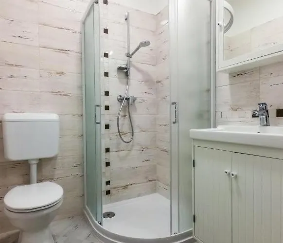 Gazde/Camere de închiriat Malasits 2 Private With Shared Bathroom